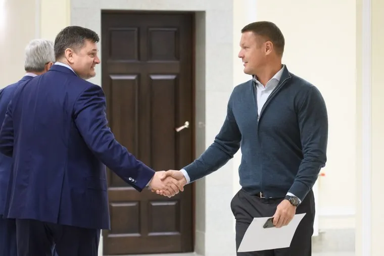 Совещание с представителями партий УрФО в полпредстве. Екатеринбург, рукопожатие, багаряков алексей, квитка иван