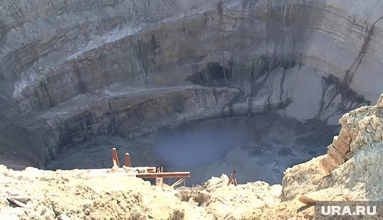 В шахте остаются девять человек