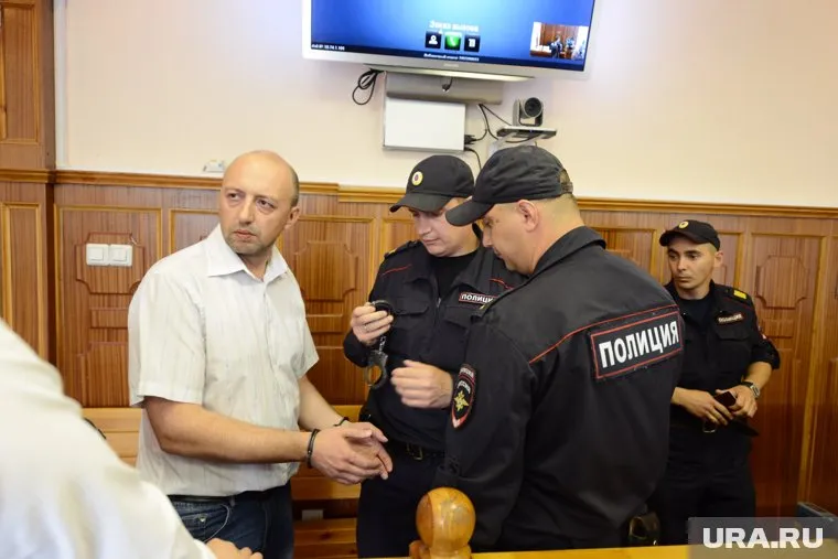 Экс-министр взят под стражу в зале суда