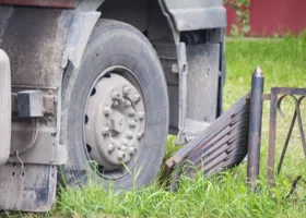 Житель ЯНАО погиб под колесами грузовика на дороге