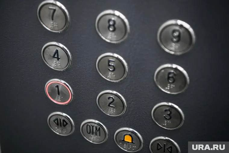 После падения двери лифта оказались заблокированы