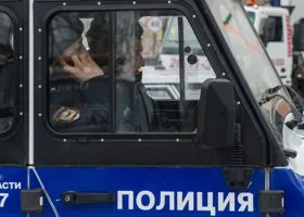 В Екатеринбурге полиция задержала казака, сломавшего украинский флаг у пикетчиков за Савченко