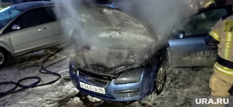 Иномарка загорелась возле магазина автозапчастей