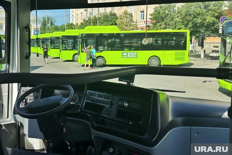 Новые автобусы показали горожанам на центральной площади