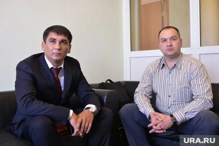 Невиновность офицера полиции доказал адвокат Константин Акулич (слева)