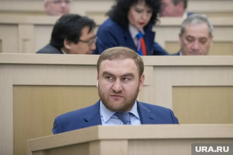 Арашукову пришлось питаться за решеткой, не дождавшись еды от родственников