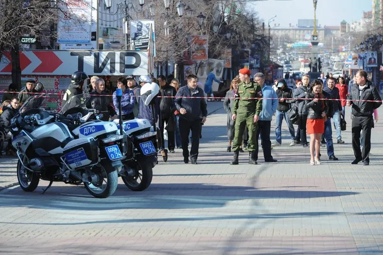 Эвакуация офисного здания на улице Кирова, бизнес центра Челябинск-Сити из-за угрозы взрыва. Челябинск, кировка, ограждение