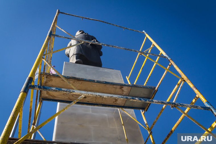 Коммунисты через депутата Госдумы потребовали вернуть Ленина на площадь Миасса