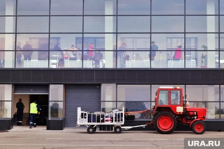 Из-за беспорядков в аэропорту Махачкалы отложили рейс до Сургута