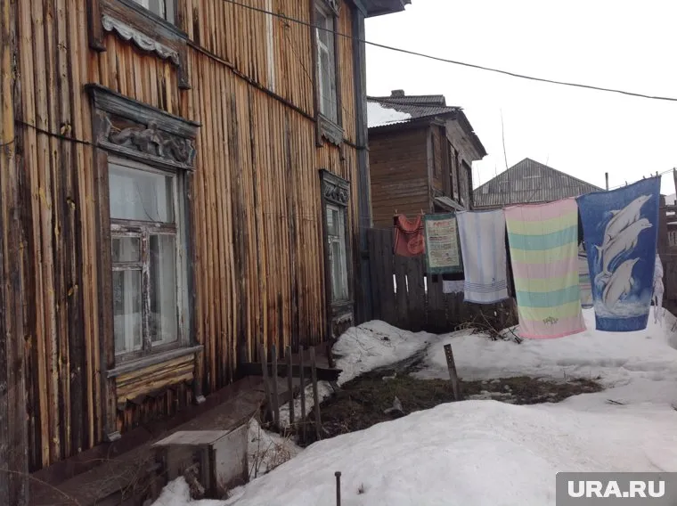 Дом сошел со свай и частично обрушился