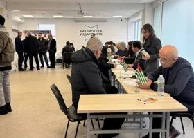 На участке в Москве избиратели стоят в очереди, чтобы проголосовать за президента Абхазии