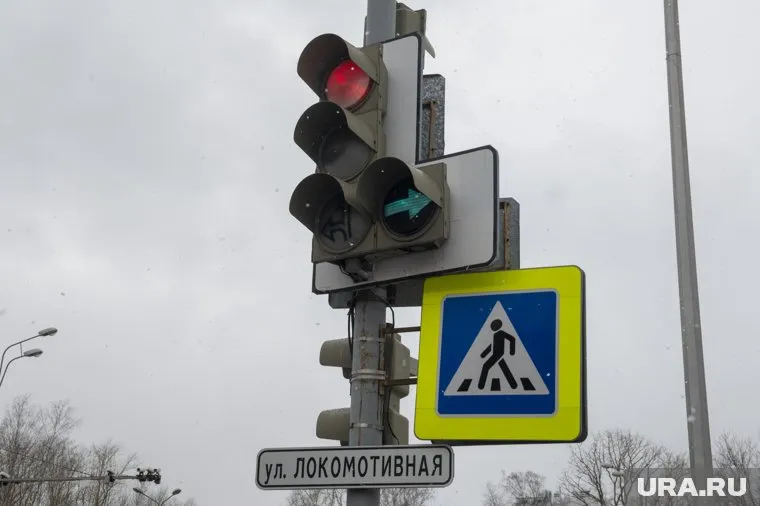 По мнению тюменцев светофор работает с нарушением ночного режима