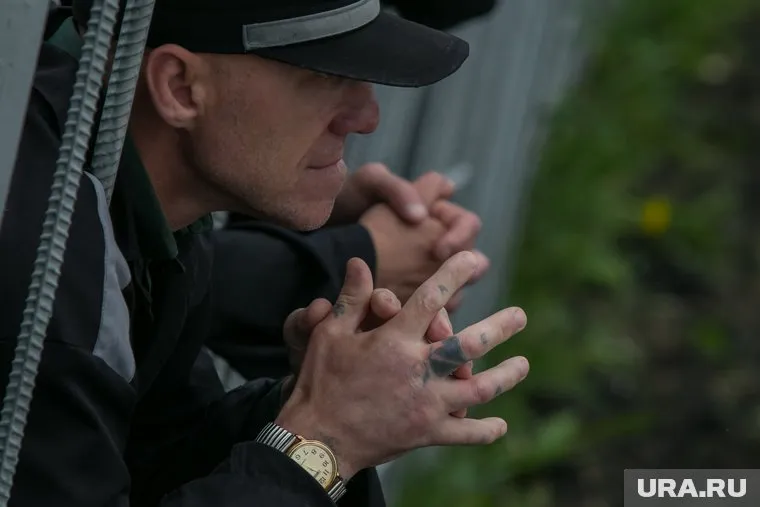 Заключенный высказывал угрозы в отношении сотрудника УФСИН, а затем ударил его