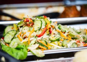 Как не отравиться едой из магазина: интервью с врачом