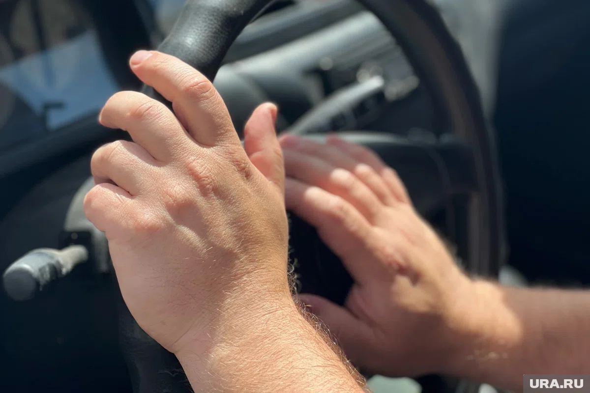 Предварительно, водитель грузовика выехал на переезд на запрещающий сигнал светофора