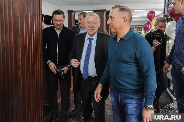 Александр Аристов (справа) обещал мэру Евгению Тефтелеву сделать спортивный городок