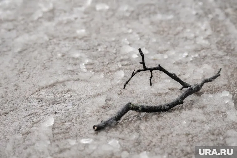 Девушка поскользнулась из-за наледи и упала