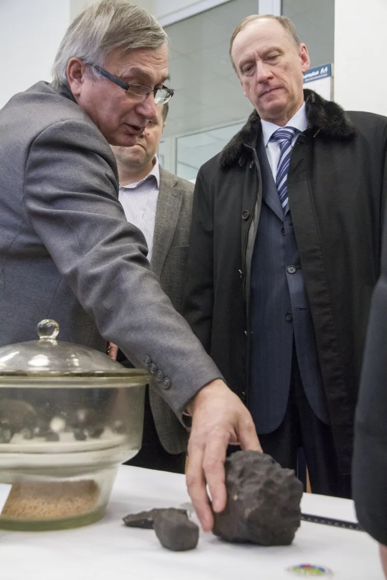 Как Патрушев в УрФУ с метеоритом повстречался. Челябинский метеорит.Екатеринбург, патрушев николай, метеорит, гроховский виктор