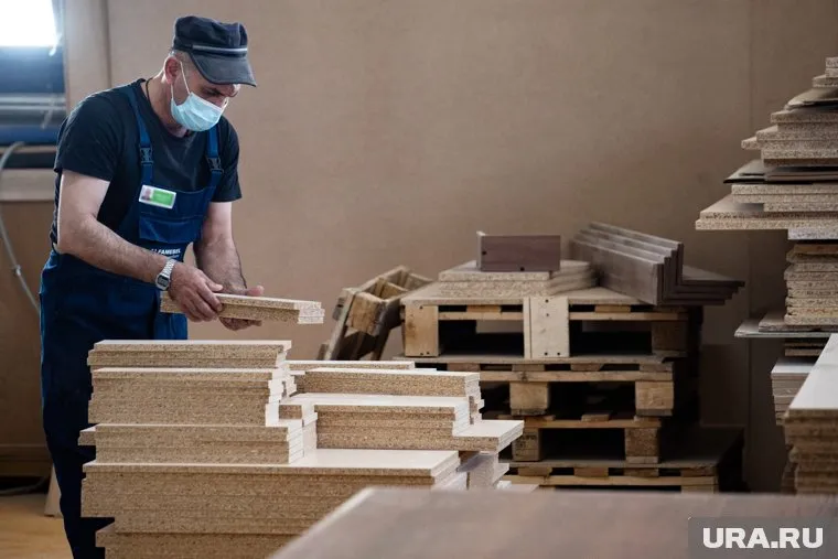 Центр, где работают осужденные, расположен на базе деревообрабатывающего комбината