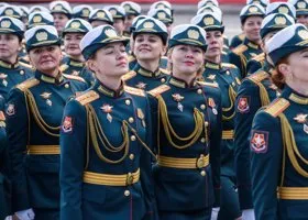 Курсантка потеряла туфельку во время парада в Екатеринбурге