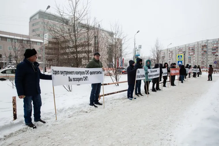 Пикет компаний-подрядчиков перед офисом компании "Сургутнефтегаз"., пикет, офис сургутнефтегаз, транспаранты, сургутнефтегаз