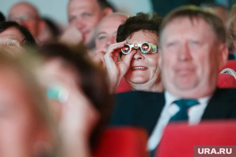 Сургутяне раскупили билеты на премьерный спектакль СМДТ «Вперед, в 90-е!»