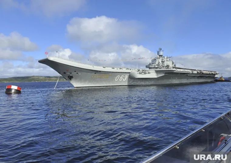 ЧП произошло при выходе крейсера из плавучего дока