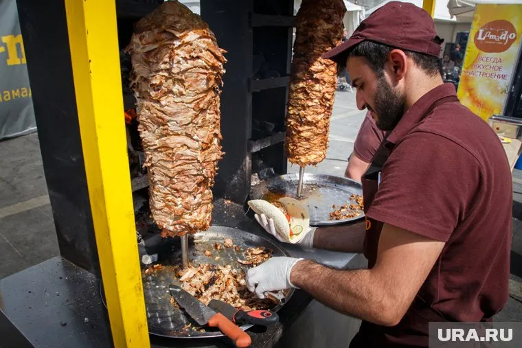 По словам предпринимателей, это ходовой товар и поднимать на него цены нерентабельно