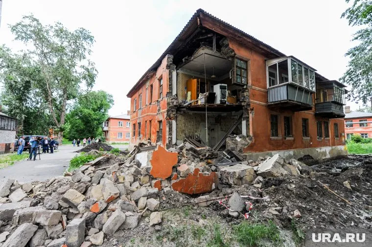В Челябинске снесли старый жилой дом, в котором два года назад после капремонта обрушилась стена