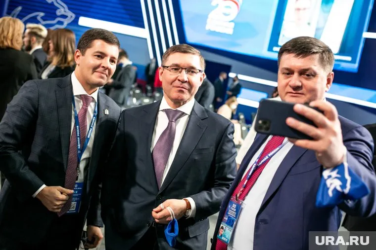 Владимир Якушев (справа) и Дмитрий Артюхов (слева) вылетают в Бованенково