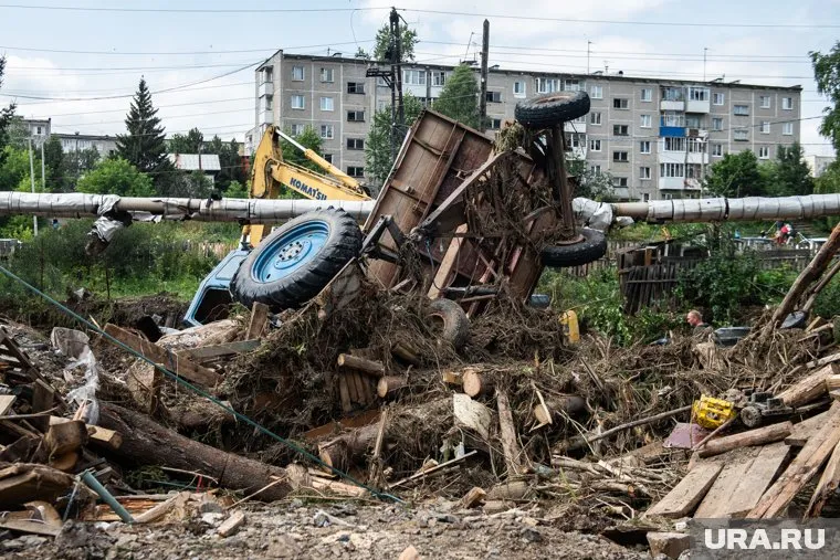 Вода шла с такой силой, что переворачивала трактора и машины