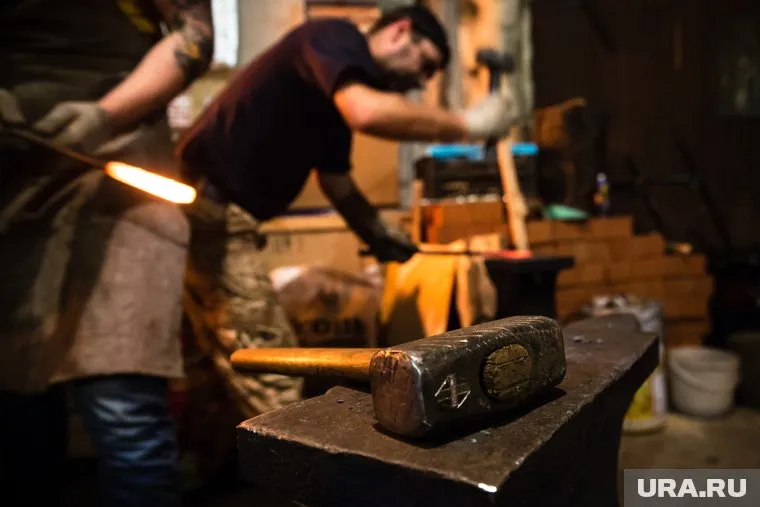 Антон Киряков не прекращает работу в кузнице