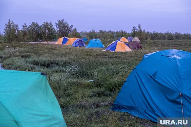 Палатки для погорельцев разместили на футбольном поле