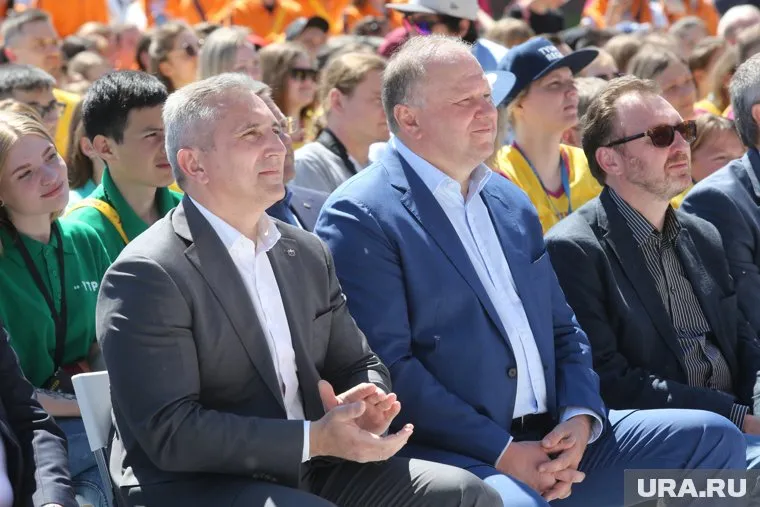 Вместо праздника в Тюмени Николаю Цуканову (на фото в синем костюме) пришлось направиться в Москву