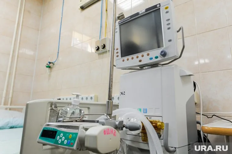 Девочку каждую ночь подключают к аппарату ИВЛ