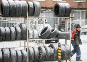 Екатеринбуржцы игнорируют шиномонтажки, вопреки снегопаду: что происходит в сервисах