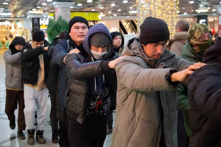 Рейд по мигрантам в ТРЦ «Гринвич». Екатеринбург