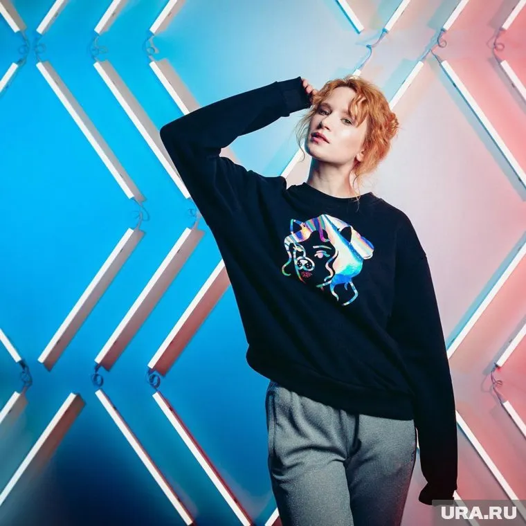 Уральская певица заставляет танцевать звезд шоу-бизнеса