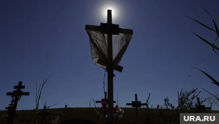 Работники администрации Гайнского округа приберут местное кладбище