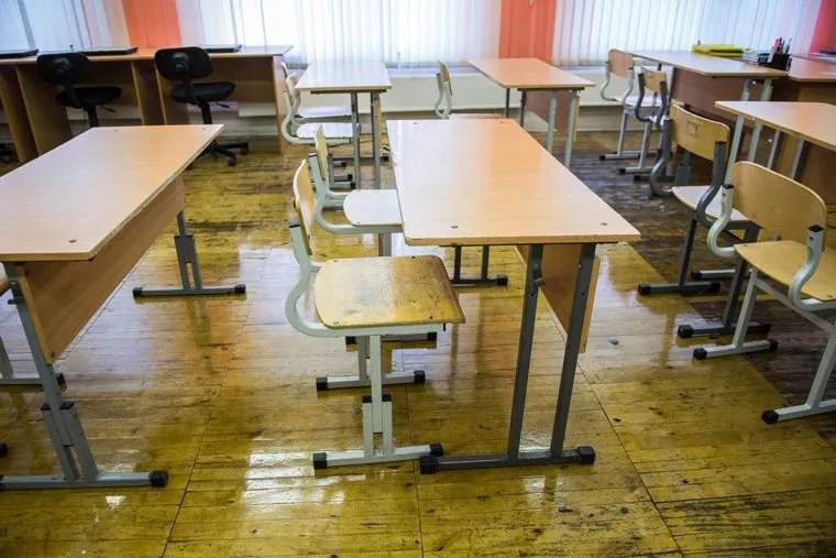 Евгений Куйвашев в школе №175. Екатеринбург, класс, парты