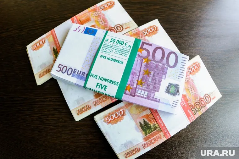 Осенью доллар будет стоить 80 рублей, а евро — 100