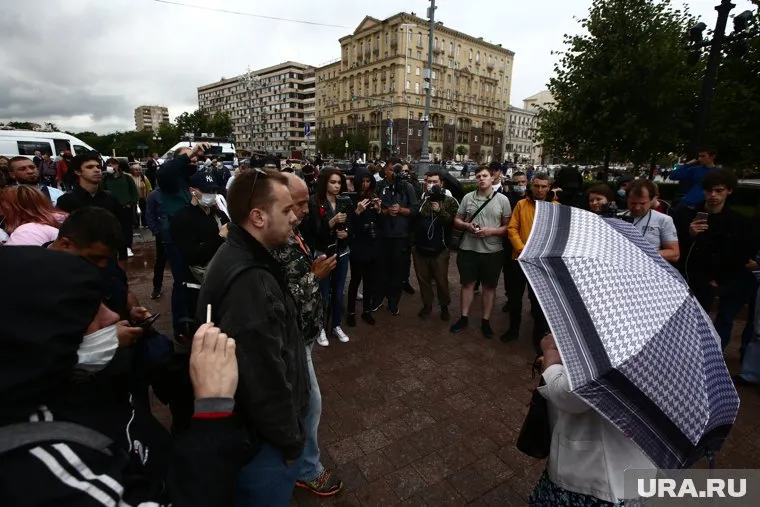 Участники акции собирают подписи за отмену результатов голосования по Конституции