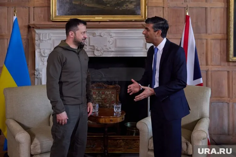 Владимир Зеленский (слева на фото) рассказал Риши Сунаку (справа на фото) о российских ударах