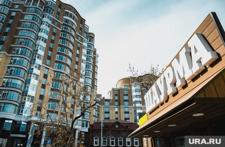 Шаурмичная стояла напротив «Тихвина» несколько лет, в начале апреля ее сносили