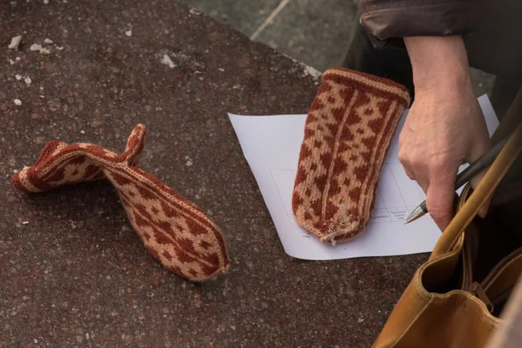 Собрание группы избирателей для поддержки самовыдвижения Алексея Навального на пост президента РФ. Екатеринбург, сбор подписей, холод, варежки, одежда, зима