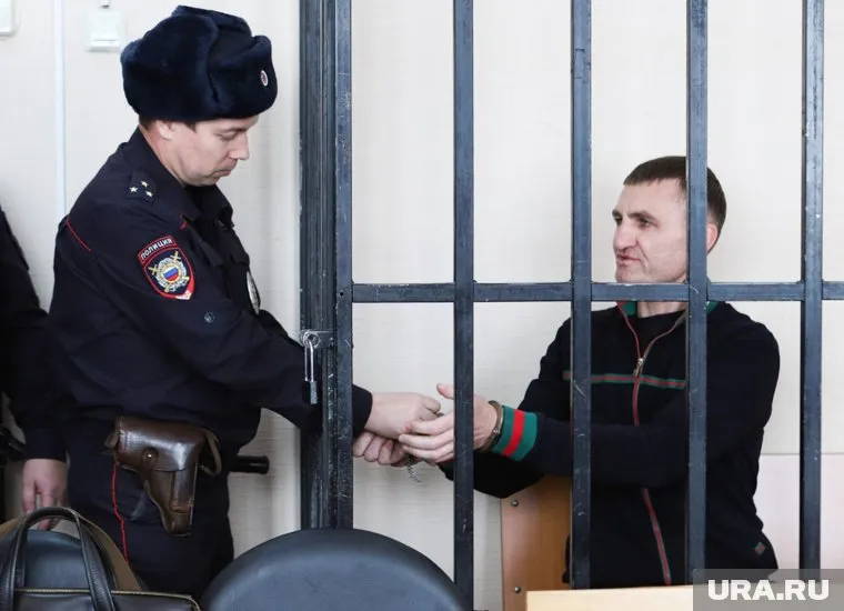 Романа Ванюкова привели в наручниках, силовики заявили, что он хотел скрыться из региона