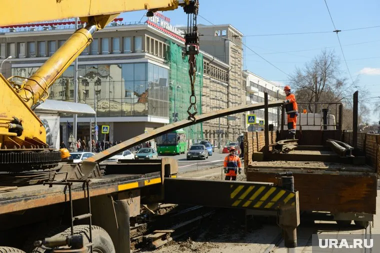 Челябинский автокран имеет грузоподъемность 16 тонн
