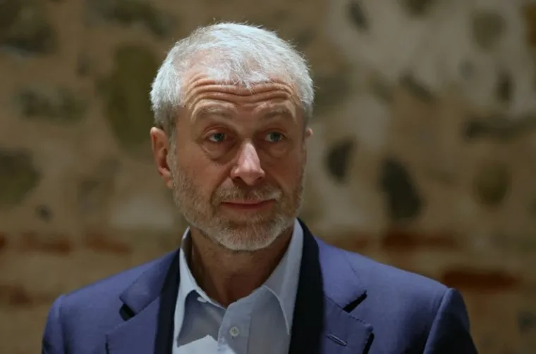 Роман Абрамович досмотрел спектакль до конца, а потом скромно направился к выходу