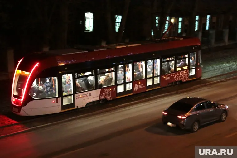 Мужчины упали со сцепки трамвая