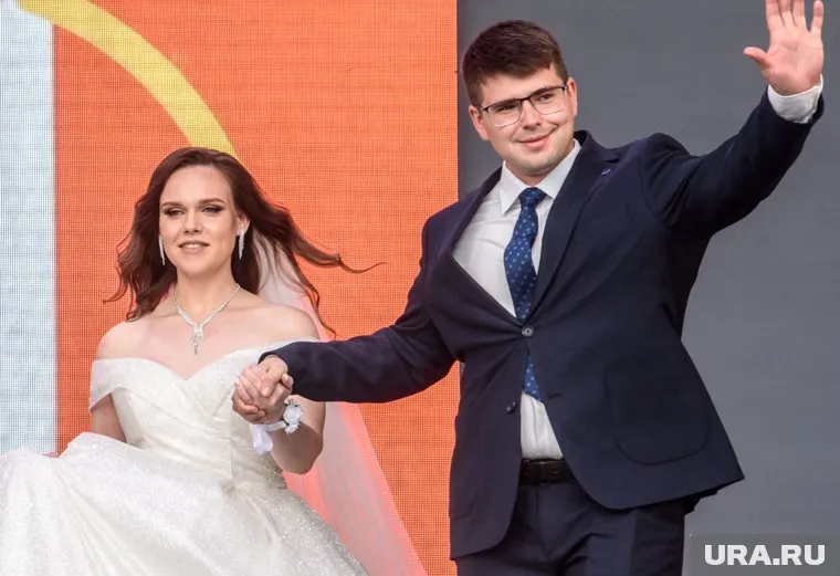 Моор поздравил молодоженов